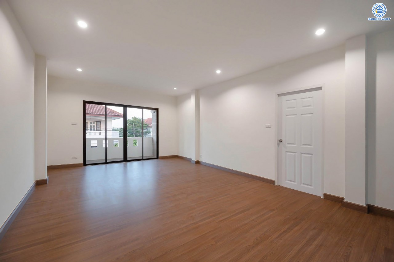 บ้านมือสองตกแต่งใหม่ โครงการ ลภาวัน9 ชัยพฤกษ์-ปากเกร็ด เนื้อที่ 71.9 ตร.ว. ฟังก์ชัน 3 ห้องนอน 3 ห้องน้ำ 1 ห้องอเนกประสงค์ 2 ที่จอดรถ ภายในบ้านกว้างขวาง ตอบโจทย์ทุกคนในครอบครัว บนทำเลที่ดีที่สุด เดินทางสะดวก เชื่อมต่อเมือง ใกล้เซ็นทรัลแจ้งวัฒนะ โรบินสัน ไลฟ์ไตล์ ราชพฤกษ์ และรถไฟฟ้าสายสีม่วง "สถานีบางพลู"